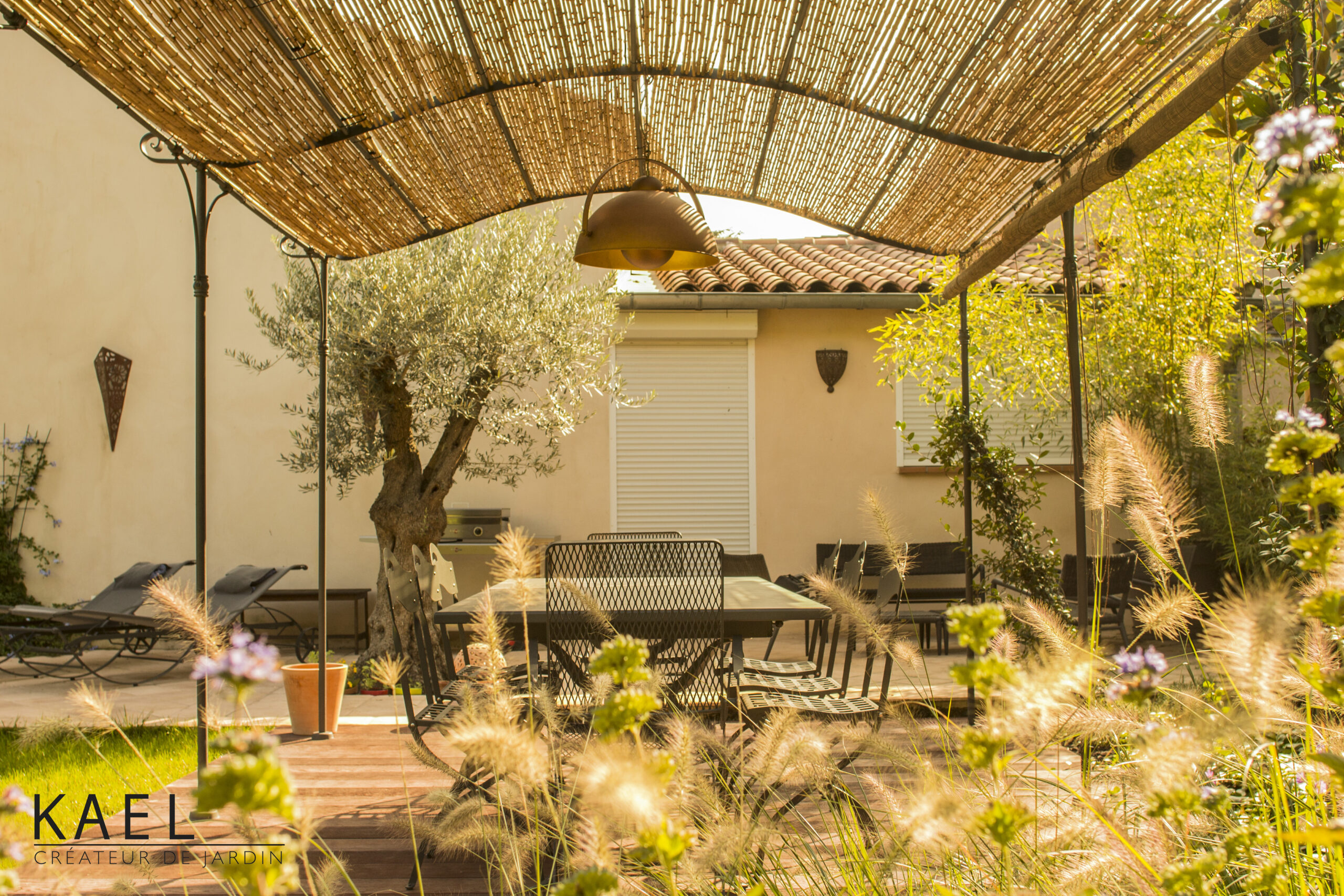 Vue sur la terrasse et la pergola en fer forgé