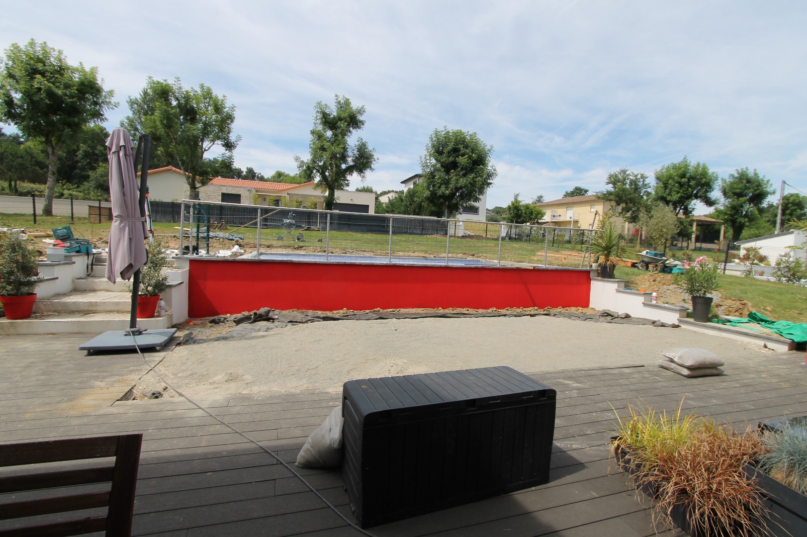 Chantier en cours : mise en valeur du mur grâce à un coup de peinture rouge !