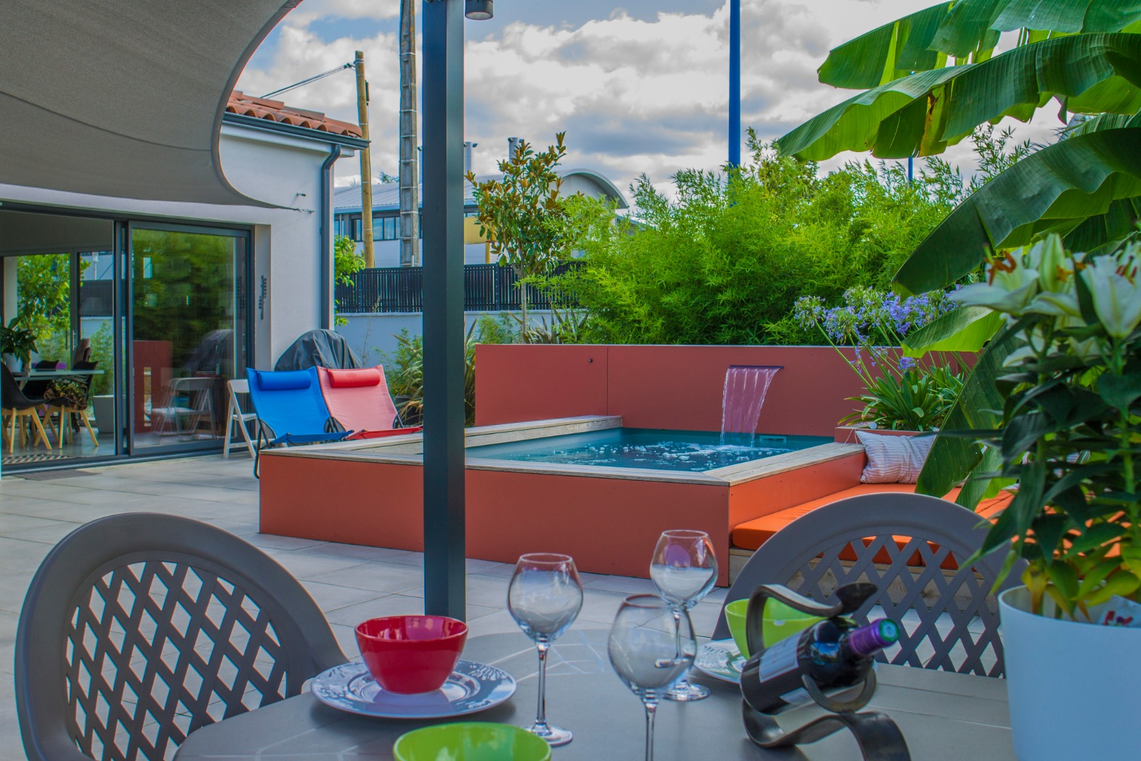 Mise en valeur de la piscine grâce aux revêtement de façade en plaques fundermax