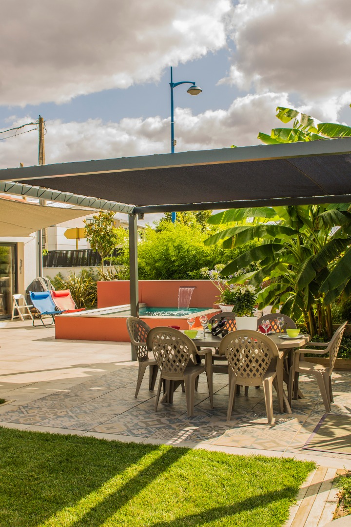 Création d'une pergola structure aluminium thermolaqué gris anthracite avec une toile d'ombrage australienne sur l'espace repas