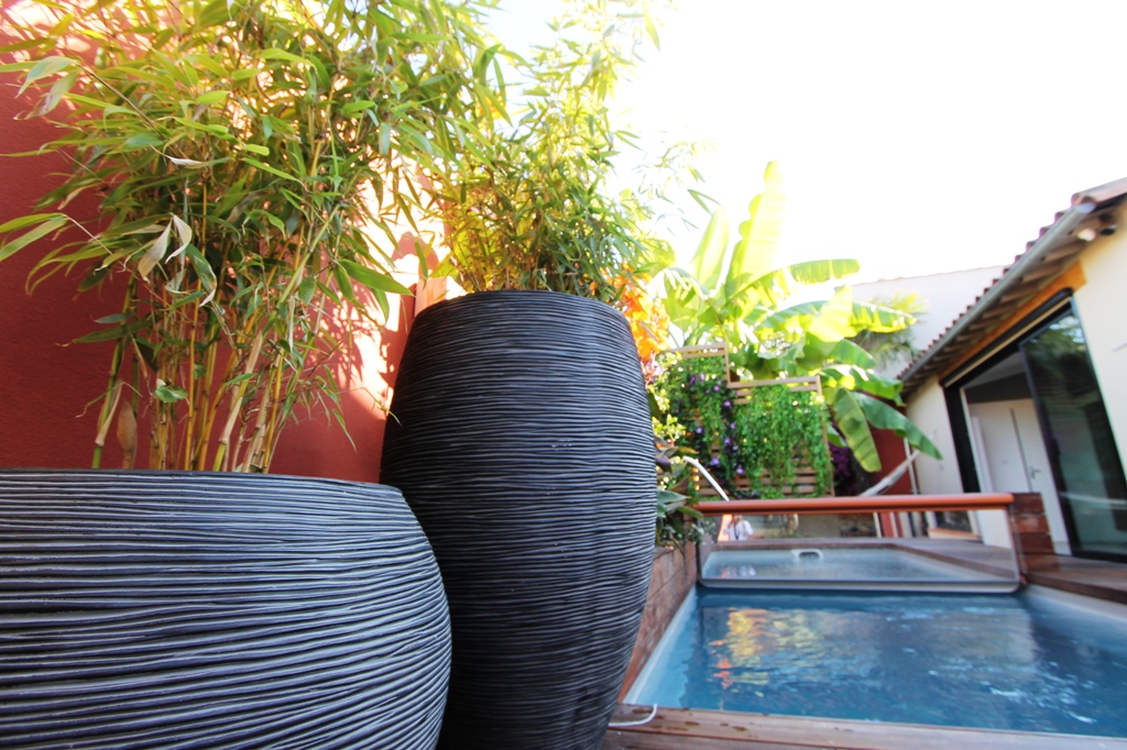 Pot zen gris avec bambous