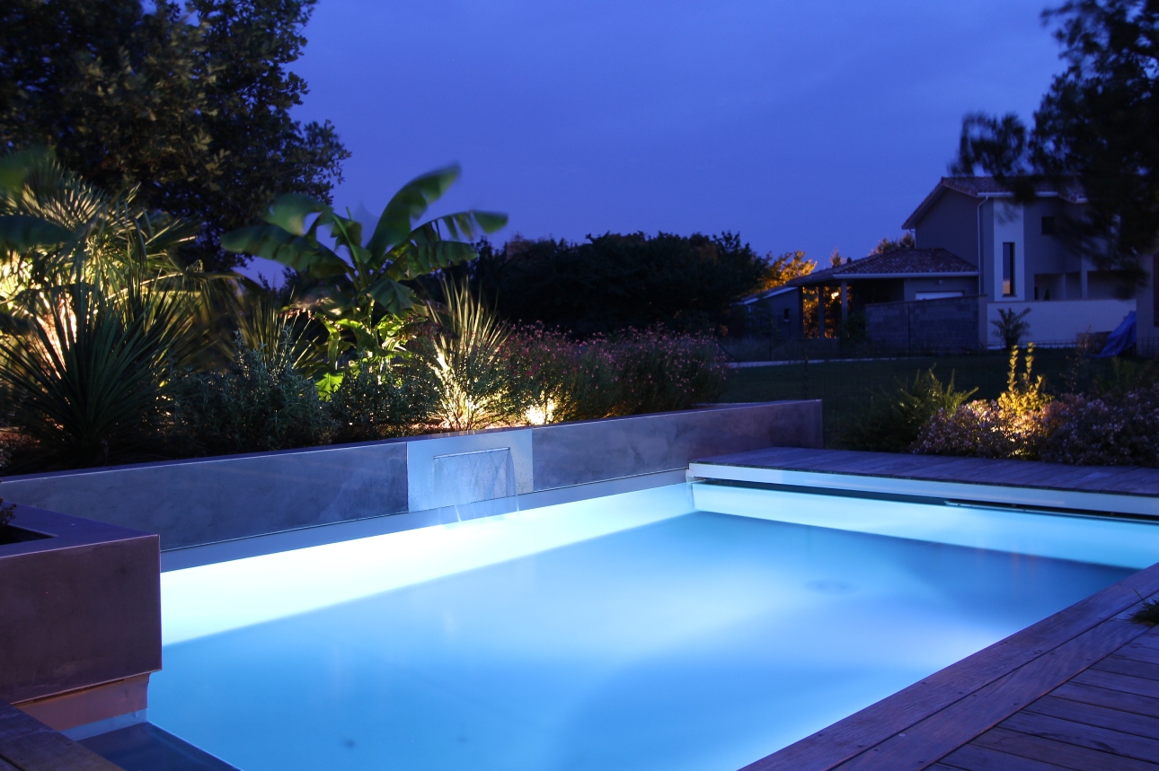 Mise en valeur de la piscine la nuit