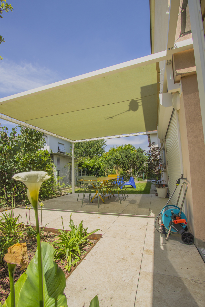 Vue sur la pergola en aluminium blanc