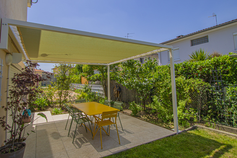 Vue sur la pergola en aluminium blanc