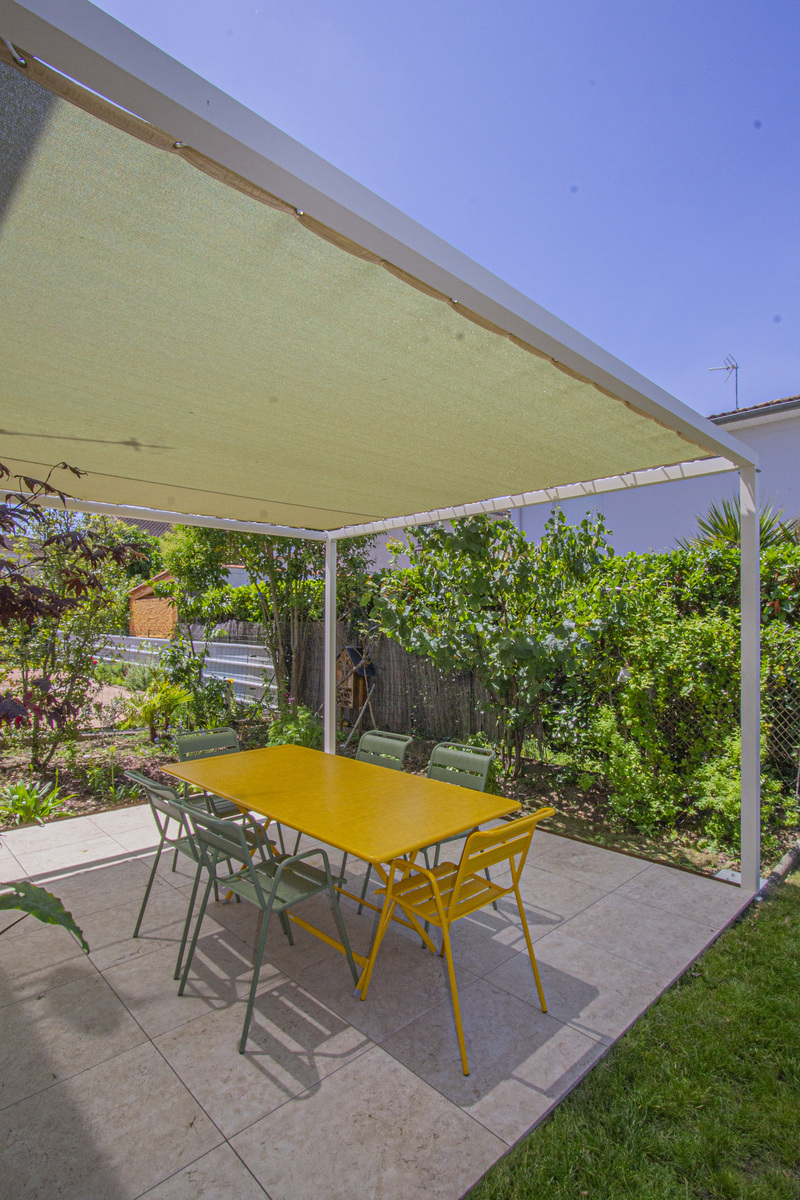 Vue sur la pergola en aluminium blanc
