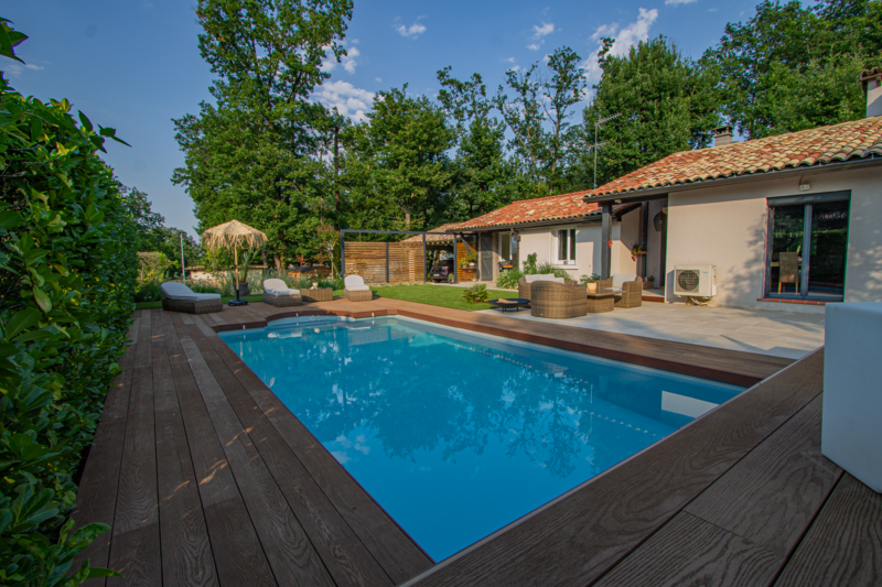 Vue sur l&rsquo;espace piscine