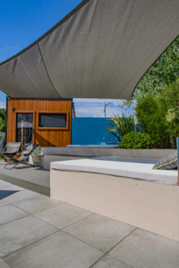 Vue depuis la maison sur l&rsquo;espace spa