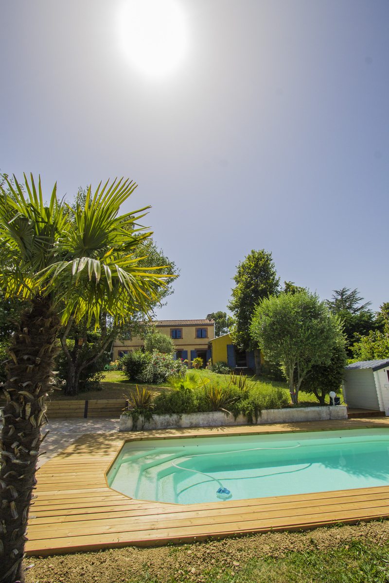 Vue globale sur la piscine
