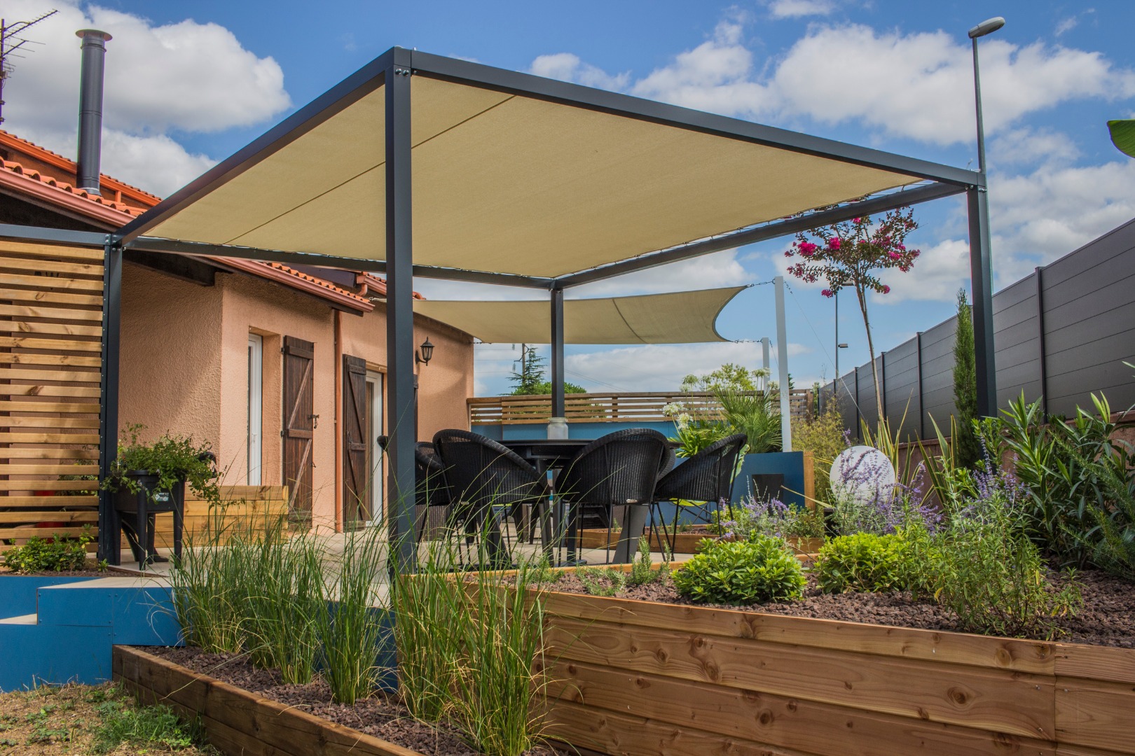 Mise en place d'une pergola en aluminium thermolaqué avec toile d'ombrage pour protéger l'espace repas