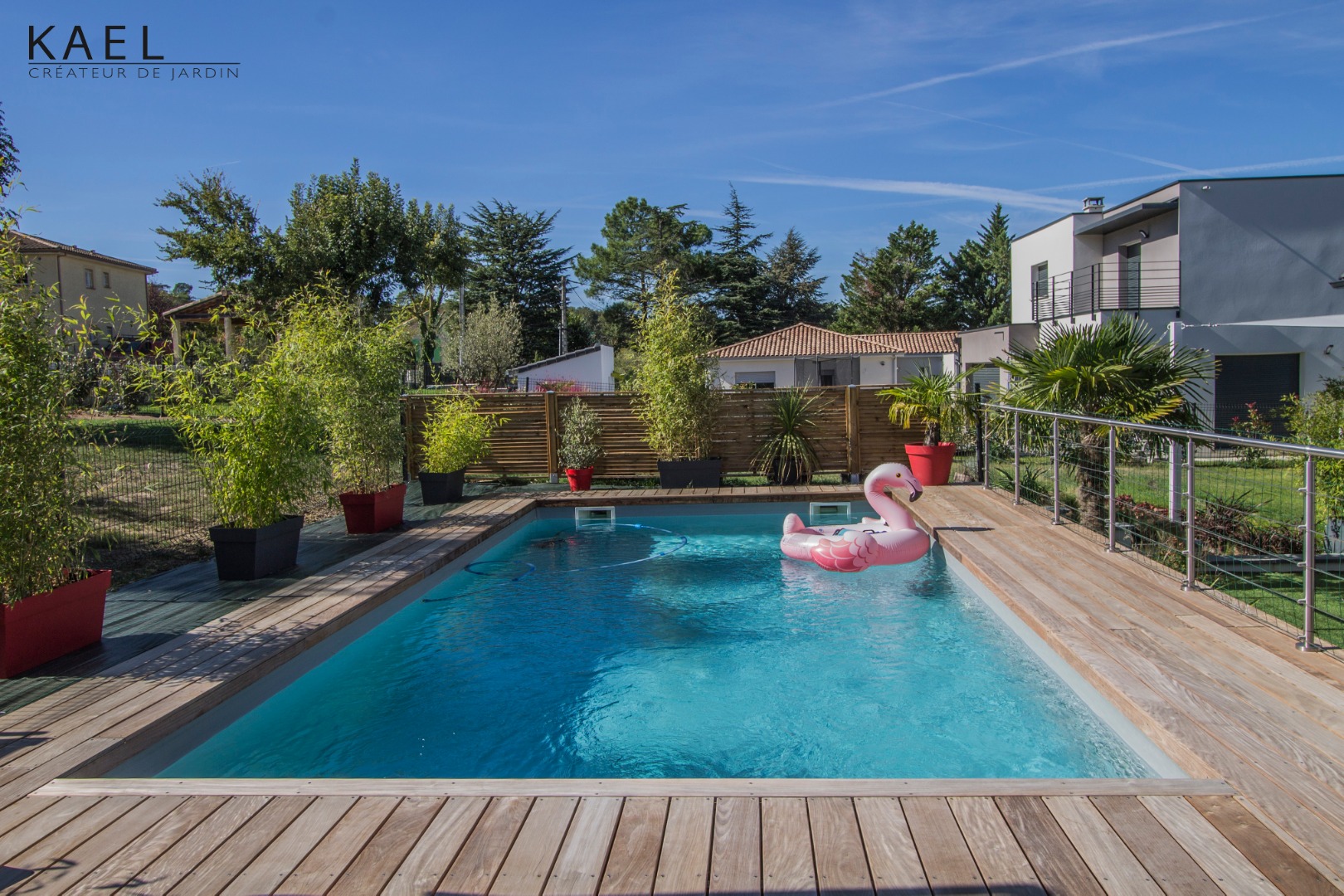 Mise en valeur de la piscine grâce à ça plage bois exotique