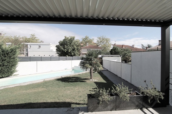 Avant le chantier : Aucun accès direct à la plage piscine