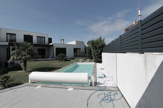 Avant le chantier : Le volet est mal placé ainsi que la banquette de la piscine