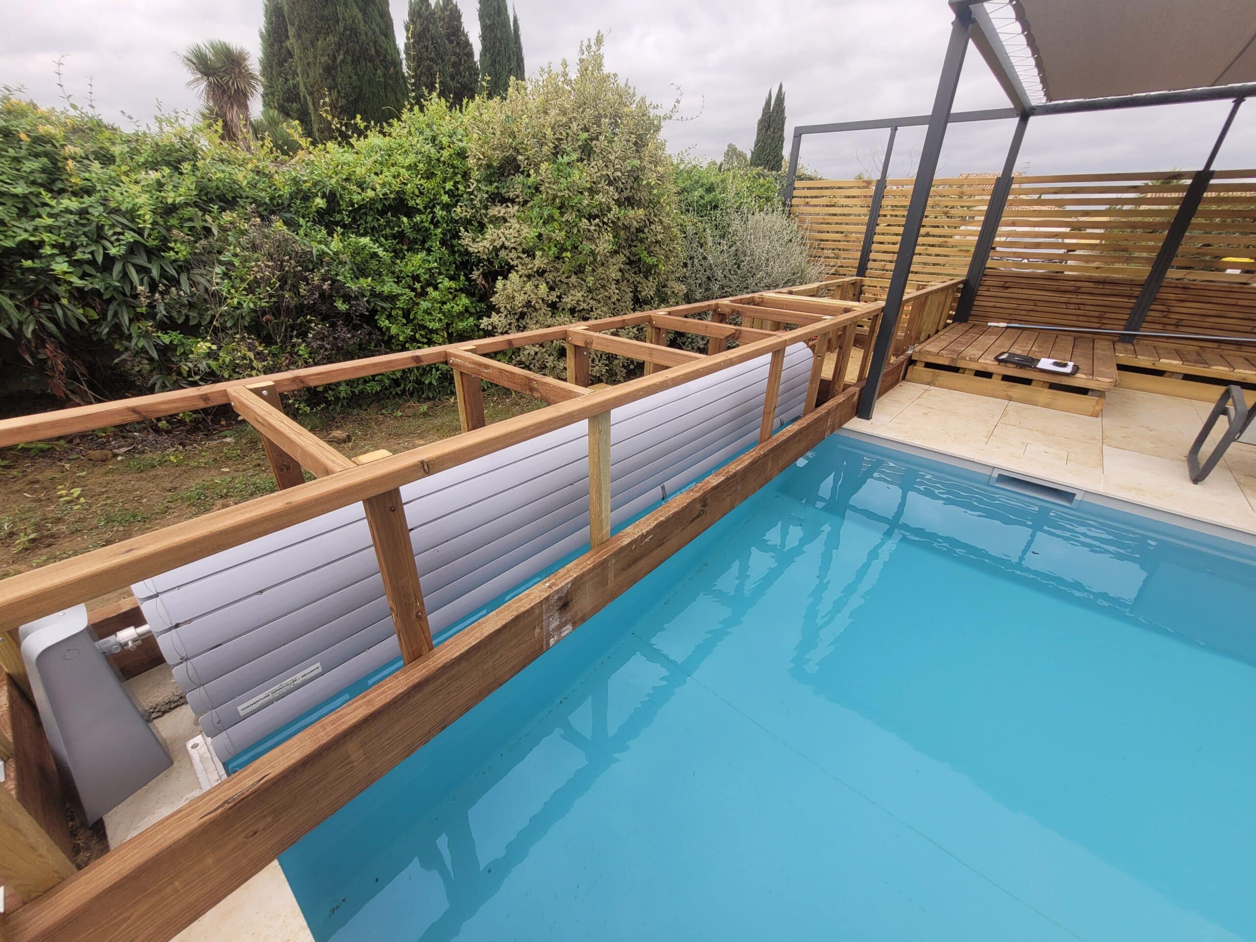 Construction d'un coffre en bois pour volet de piscine gris. Texte : Couverture verrouillée - Sécurité.