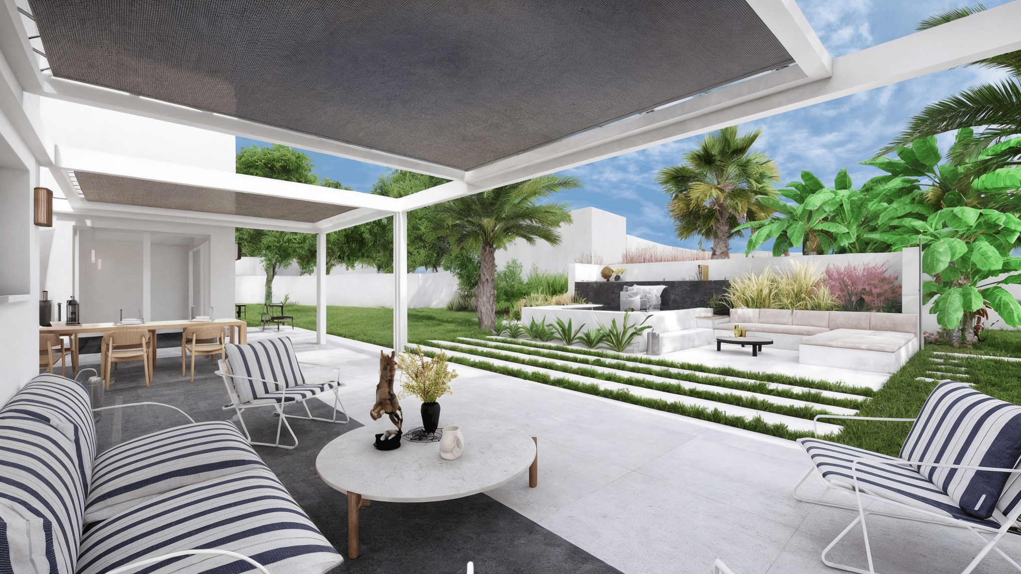 Terrasse moderne avec mobilier rayé, voile d'ombrage grise et jardin tropical aux palmiers luxuriants.